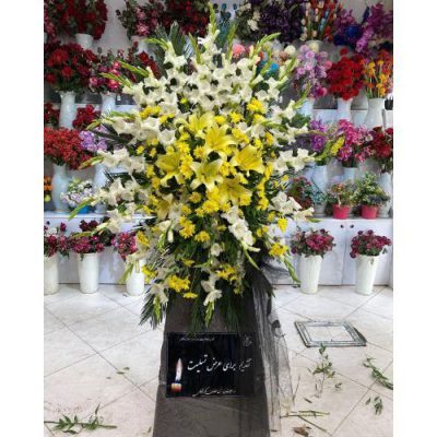 تاج گل برای امامزاده هفت تن هشت تن دماوند
