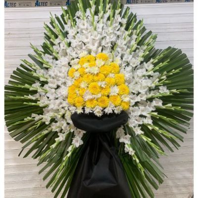 تاج گل برای امامزاده محمد باقر (ع)