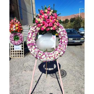 تاج گل ایستاده برای مراسم افتتاحیه دفتر کار در خیابان اندرزگو 427