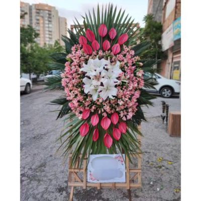 تاج گل ایستاده برای مراسم افتتاحیه در خیابان پاسداران 422