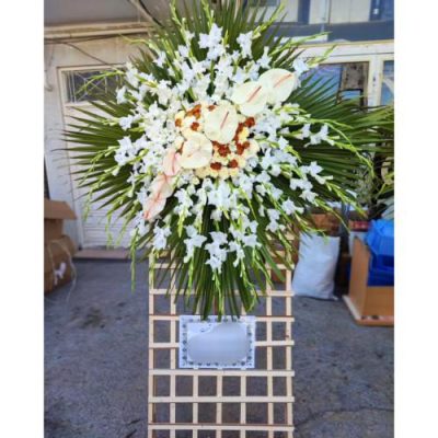 تاج گل ایستاده برای مراسم افتتاحیه در خیابان سعادت‌آباد 414