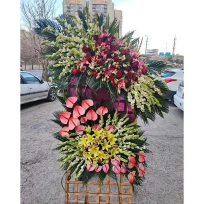 تاج گل ایستاده برای مراسم افتتاحیه فروشگاه در بلوار فردوس 403