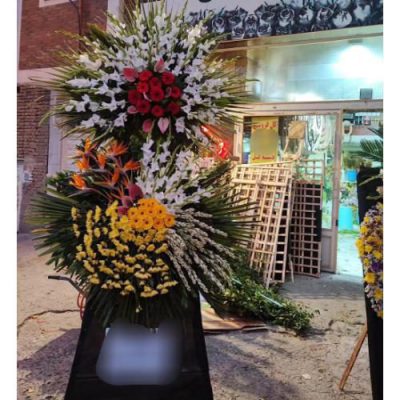 تاج گل یک طبقه برای مراسم یادبود در مسجد امام حسن خیابان فرشته 441