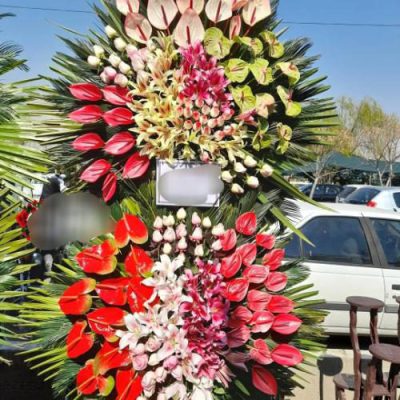 تاج گل دو طبقه برای همایش در مرکز همایش‌های برج آزادی 500