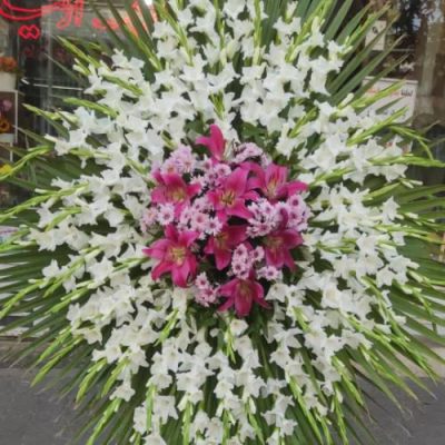 تاج گل برای سر قبر در قبرستان امامزاده صالح 114