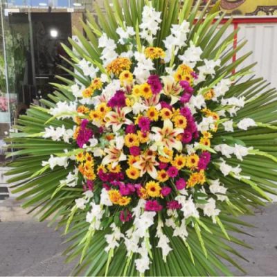 تاج گل ترحیم برای مراسم خاکسپاری در مسجد الرسول میدان کاج 119