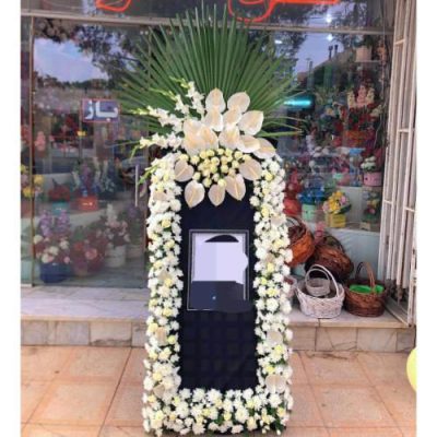 تاج گل چهار طبقه برای مراسم عروسی در سالن پذیرایی رز طلایی 148