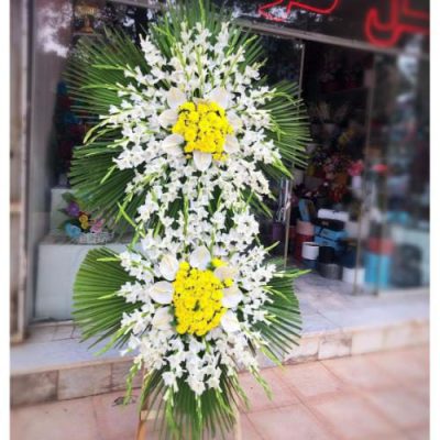 تاج گل برای سر مزار در آرامستان بهشت رضا کرج 135