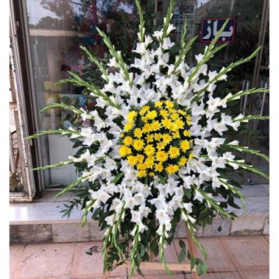 تاج گل ایستاده برای مراسم خاکسپاری در بهشت سکینه کرج 198
