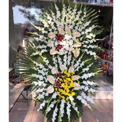 تاج گل سه طبقه برای مراسم ختم در مسجد فاطمیه خیابان فرشته 194