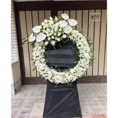 تاج گل برای افتتاحیه فروشگاه در خیابان بهارستان 176