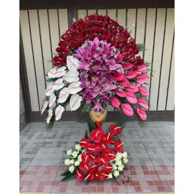 تاج گل دو طبقه برای مراسم افتتاحیه در خیابان ولیعصر 183