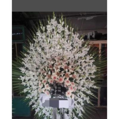 تاج گل برای سر مزار در قبرستان امامزاده عبدالعظیم 171