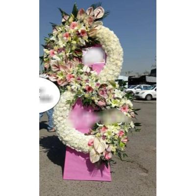 تاج گل ایستاده برای مراسم افتتاحیه در خیابان اندرزگو 547
