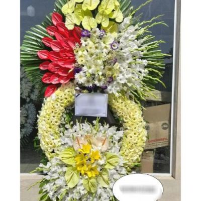 تاج گل ایستاده برای مراسم افتتاحیه دفتر کار در خیابان پاسداران 541