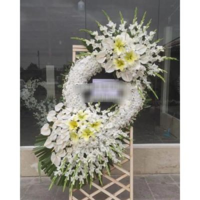 تاج گل ایستاده برای مراسم افتتاحیه در خیابان ملاصدرا 525