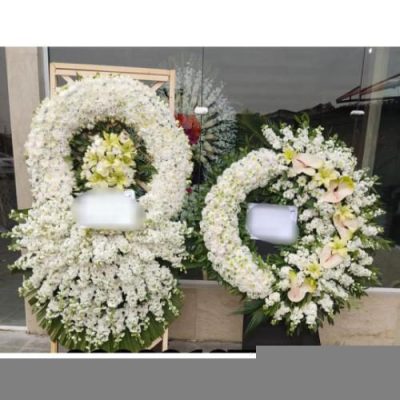 تاج دسته گل ایستاده برای مراسم افتتاحیه در خیابان سعادت‌آباد 586