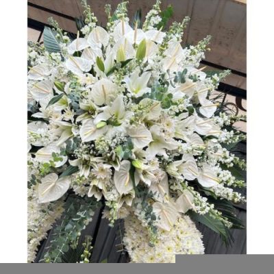 تاج گل یک طبقه برای مراسم یادبود در مسجد جامع میدان آزادی 632