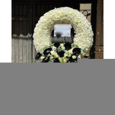 تاج گل یک طبقه برای مراسم یادبود در مسجد امام حسین میدان هفت تیر 337