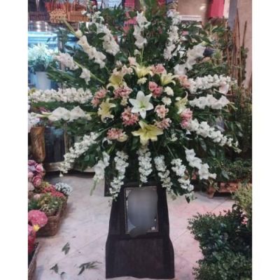 جام گل ایستاده برای مراسم افتتاحیه دفتر کار در خیابان بلوار فردوس 311