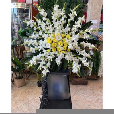 تاج گل چهار طبقه برای مراسم خاکسپاری در آرامستان امامزاده صالح 839