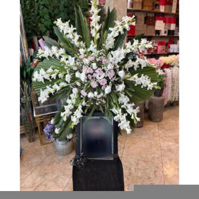 تاج گل چهار طبقه برای مراسم خاکسپاری در آرامستان امامزاده عبدالله 830