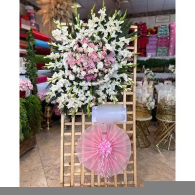 تاج گل ایستاده برای مراسم افتتاحیه دفتر کار در خیابان زعفرانیه 944