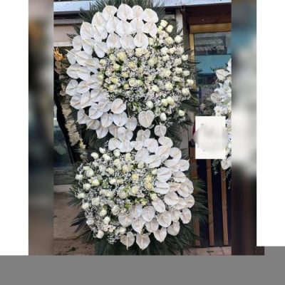 تاج گل ایستاده برای مراسم افتتاحیه فروشگاه در خیابان فرمانیه 699
