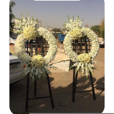 تاج گل یک طبقه برای مراسم یادبود در مسجد جامع خیابان سعادت‌آباد 697