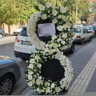تاج گل چهار طبقه برای مراسم خاکسپاری در بهشت زهرا 686