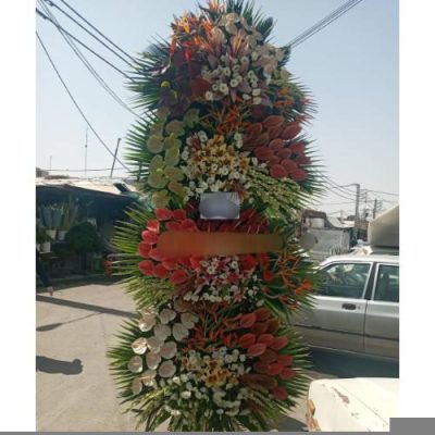 تاج گل ایستاده برای مراسم افتتاحیه فروشگاه در خیابان زعفرانیه 1557