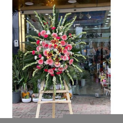 تاج گل ایستاده برای مراسم افتتاحیه فروشگاه در خیابان میرداماد 1575