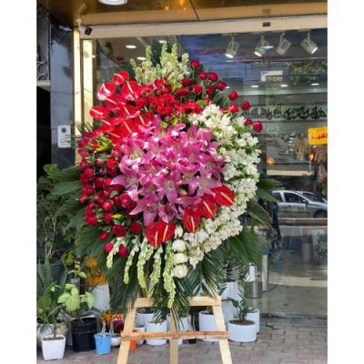 تاج گل ایستاده برای مراسم افتتاحیه در خیابان ولنجک 1569