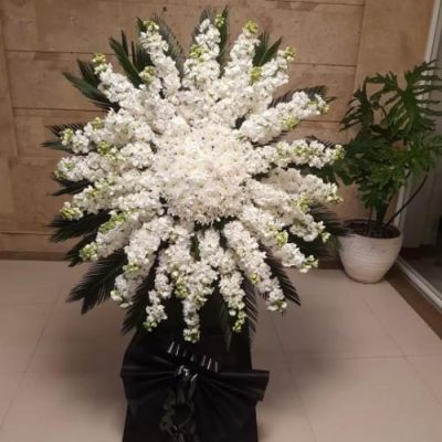 تاج گل چهار طبقه برای مراسم خاکسپاری در بهشت زهرا 859