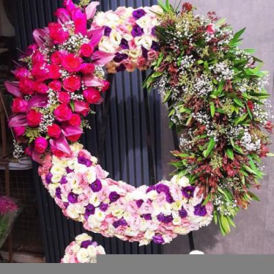 تاج گل ایستاده برای مراسم افتتاحیه فروشگاه در خیابان جردن 827