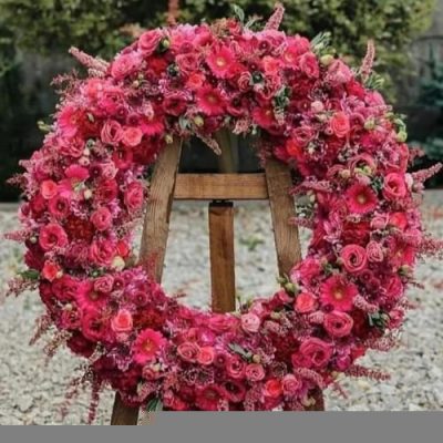 تاج گل ایستاده برای مراسم افتتاحیه دفتر کار در خیابان جردن 669