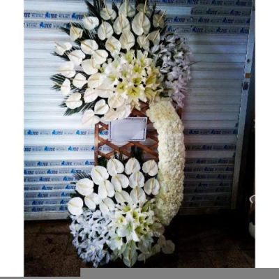 تاج گل ایستاده برای مراسم افتتاحیه فروشگاه در خیابان شریعتی 681