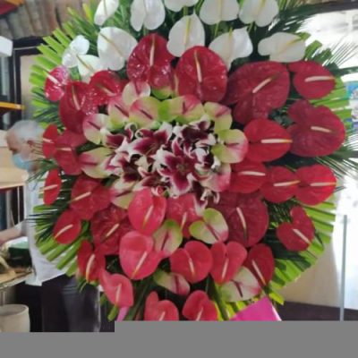 تاج گل ایستاده برای مراسم افتتاحیه در خیابان جردن 709