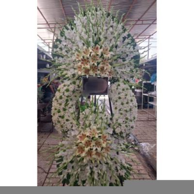 تاج گل چهار طبقه برای مراسم خاکسپاری در آرامستان امامزاده عبدالله 680