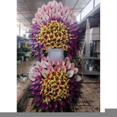 تاج گل ایستاده برای مراسم افتتاحیه دفتر کار در خیابان بلوار کشاورز 825