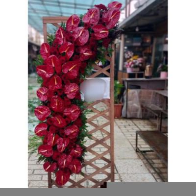 تاج گل ایستاده برای مراسم افتتاحیه در خیابان جردن 747