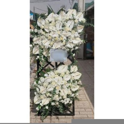 تاج گل ایستاده برای مراسم افتتاحیه فروشگاه در خیابان زعفرانیه 800