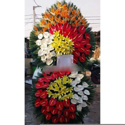 تاج گل ایستاده برای مراسم افتتاحیه دفتر کار در خیابان زعفرانیه 822