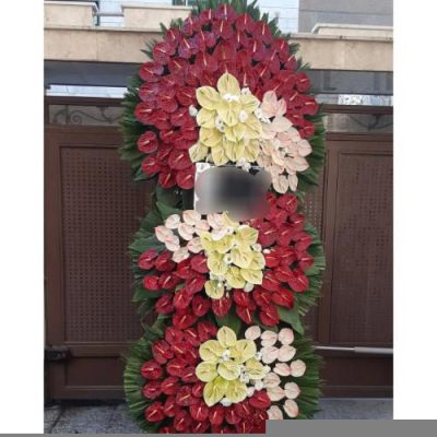 تاج گل ایستاده برای مراسم افتتاحیه فروشگاه در خیابان جمهوری 781