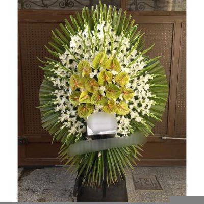 تاج گل ایستاده برای مراسم افتتاحیه دفتر کار در خیابان بلوار فردوس 775