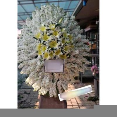 تاج گل چهار طبقه برای مراسم خاکسپاری در آرامستان امامزاده صالح 981