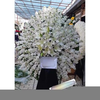 تاج گل چهار طبقه برای مراسم خاکسپاری در آرامستان امامزاده طاهر 880
