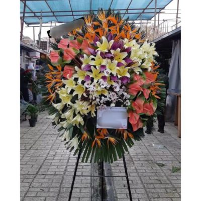 تاج گل ایستاده برای مراسم افتتاحیه فروشگاه در خیابان تهرانپارس 938
