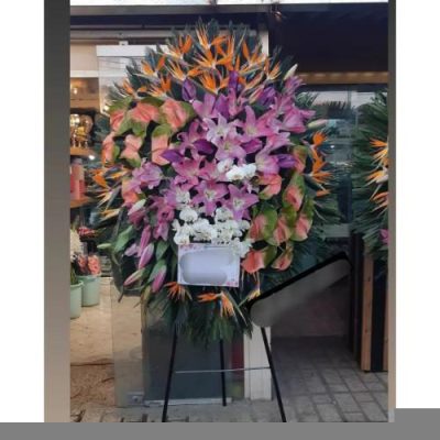 تاج گل ایستاده برای مراسم افتتاحیه در خیابان ولنجک 950