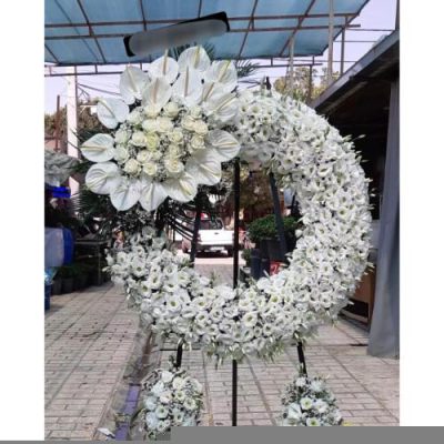 تاج گل ایستاده برای مراسم افتتاحیه فروشگاه در خیابان فرشته 964